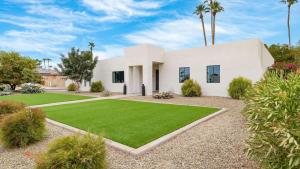 Backyard Pool PuttingGreen Playground Modern 5BDR White Agate by AvantStay