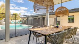 Backyard Pool PuttingGreen Playground Modern 5BDR White Agate by AvantStay