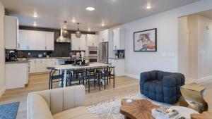 Free Shuttle to Deer Valley East Ski Lift • Hot Tub Game Room Ski La Vie