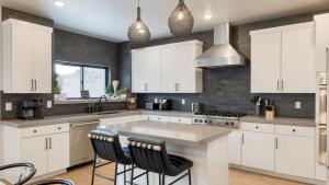 Free Shuttle to Deer Valley East Ski Lift • Hot Tub Game Room Ski La Vie