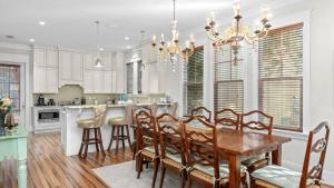 Seagrove Gardens Mins to the Beach Santa Rosa Retreat w A Design