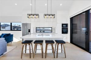 The Peak at Rawson Retreat - Luxury with EV Outlet