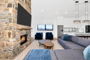 The Peak at Rawson Retreat - Luxury with EV Outlet