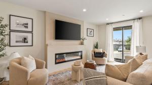 Modern 5BDR Mins to Sunset Cliffs Ocean Beach Point View Luxe by AvantStay