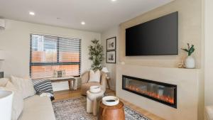 Modern 5BDR Mins to Sunset Cliffs Ocean Beach Point View Luxe by AvantStay