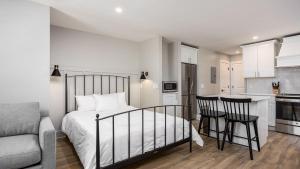 The Nomad 48-Person Hillsboro Village Retreat Studio 1BR Spaces