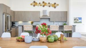 Sleeps 40 3 Luxe Villas next to Empire Polo Club Putting Green Pickleball