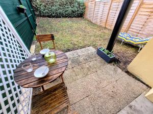 Luxury studio with enclosed garden and private parking