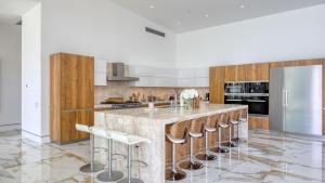 Rancho Mirage Oasis w Pool Hot Tub Bocce Putting Green Firepit