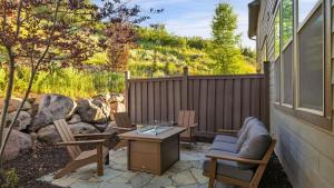 Abigail Drive Year-Round Retreat w Hot Tub Near Trails Historic Main St