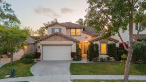 Spacious 4BR Home w Fireplace Work Space Backyard Dining