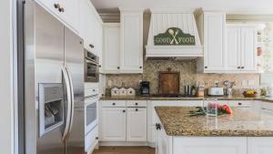 Spacious 4BR Home w Fireplace Work Space Backyard Dining