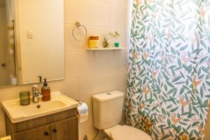 Habitación en acogedora casa familiar con estacionamiento - Las Condes