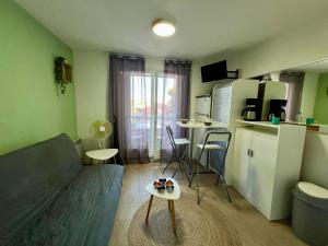 Studio Cabine avec Piscine, Parking Privé et Wifi - Proche Plage et Commerces à Sète - FR-1-338-574