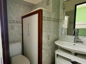 Studio Cabine avec Piscine, Parking Privé et Wifi - Proche Plage et Commerces à Sète - FR-1-338-574