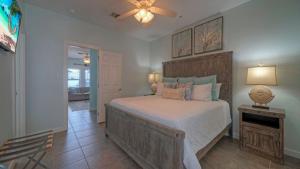 2 Coasta Bahia Condos Mins to the Beach Pool Golf Cart Zone