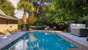 Pool Hot Tub Fairway Views Quick Bike Ride to Beach Loblolly Retreat by Avantstay