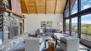 Kenwood Vista by AvantStay 7acres w Pool Fire Pit Vineyard Views