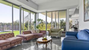 Luxe 8000 sqft w 2 Pools Sauna Putting Green Game Room Alta Vista Estate