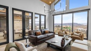 2 Min to Jordanelle Gondola • Hot Tub • Spa Suite • Movie Room Mountain Views Skyridge Summit by AvantStay