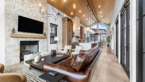 2 Min to Jordanelle Gondola • Hot Tub • Spa Suite • Movie Room Mountain Views Skyridge Summit by AvantStay