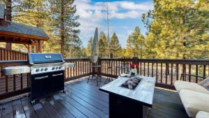 Truckee Escape w Hot Tub Minutes to Skiing Dining Trails Valmont Lodge by Lake Tahoe