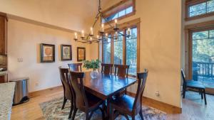 Truckee Escape w Hot Tub Minutes to Skiing Dining Trails Valmont Lodge by Lake Tahoe