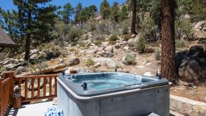 Bernard by AvantStay Luxurious Cabin in Big Bear w Hot Tub Pool Table