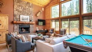 Bernard by AvantStay Luxurious Cabin in Big Bear w Hot Tub Pool Table