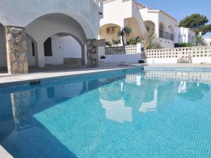 Casa Espaciosa con Gran Terraza y Piscina Privada en Zona Tranquila de LEscala - HISP-7-4