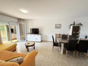 Gran Casa con Piscina Privada, WiFi y Barbacoa a 15min de la Playa - HISP-7-13