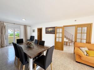 Gran Casa con Piscina Privada, WiFi y Barbacoa a 15min de la Playa - HISP-7-13