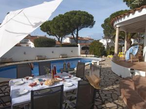 Villa Divina con gran piscina privada en LEscala - HISP-7-92