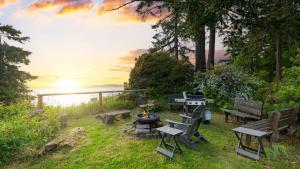 Maxwelton Aerie Bluffside Retreat w Sweeping Puget Sound Views Firepit