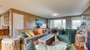 Maxwelton Aerie Bluffside Retreat w Sweeping Puget Sound Views Firepit