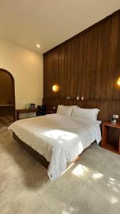 Villa Elle Suite with Yard, King Bed & Ensuite