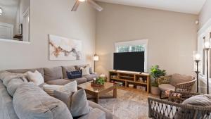 Stylish 3BR Waterfront Home w Sunset Porch Access to Dining Sunsets on Shoreline by Avantstay