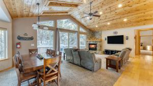 Cherry Hills Spacious Tahoe Cabin with Deck Fireplace Open Interiors
