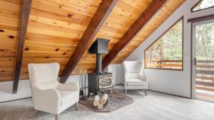 Updated Chic 4BDR w Large Deck Close to the Lake Avalon Pines by AvantStay