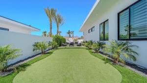 Sleeps 25 2 Luxury Villas w Pool Spa Putting Green Bravo by AvantStay