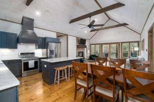 Hot Tub, Balcony, 3 Fireplaces, Games, Fire Pit