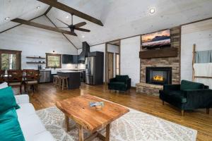 Hot Tub, Balcony, 3 Fireplaces, Games, Fire Pit