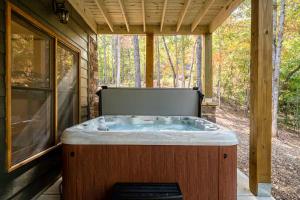Hot Tub, Balcony, 3 Fireplaces, Games, Fire Pit