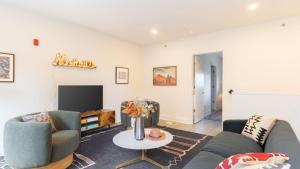 Sleeps 28 2 Units Near DT Nashville Outrider by AvantStay