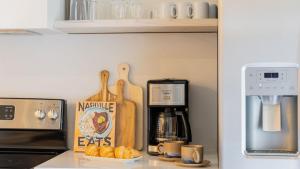 Sleeps 28 2 Units Near DT Nashville Outrider by AvantStay