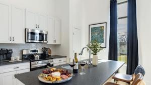 New Build Sleeps 12 2 Condos in Scenic Bluffside Minutes to Downtown