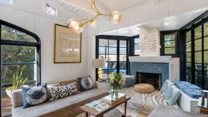 Chic LA Hideaway w Soaking Tub Firepit Lounge Tranquil Backyard