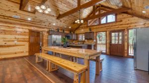 Dollys Lodge by AvantStay Sleeps 28 - Luxe Smokies Cabin Game Room Hot Tub Views Near Attractions