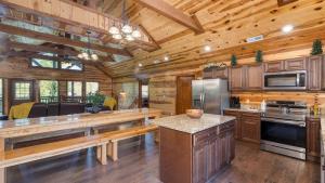Dollys Lodge by AvantStay Sleeps 28 - Luxe Smokies Cabin Game Room Hot Tub Views Near Attractions