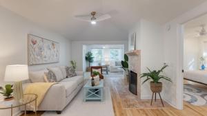 Conch Cottage by AvantStay Walk to Beach Deck Fireplace Outdoor Dining